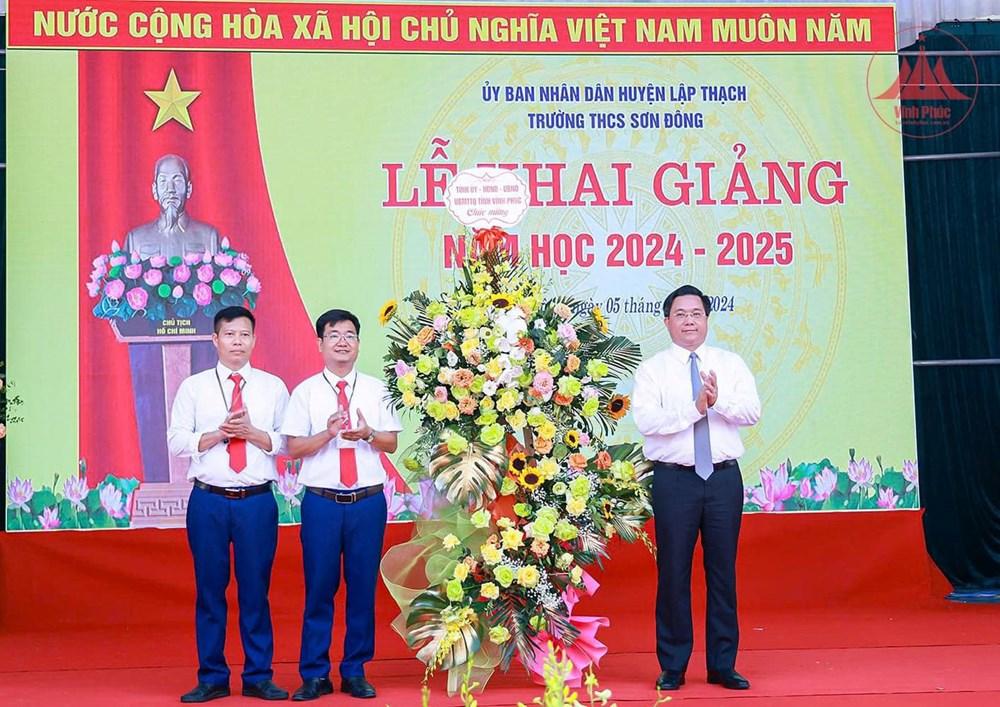 Phó Bí thư, Chủ tịch UBND tỉnh Vĩnh Phúc dự và tặng hoa chúc mừng thầy và trò trường THCS Sơn Đông huyện Lập Thạch (Vĩnh Phúc) - Địa danh Sơn Đông vốn truyền thống hiếu học, có làng 