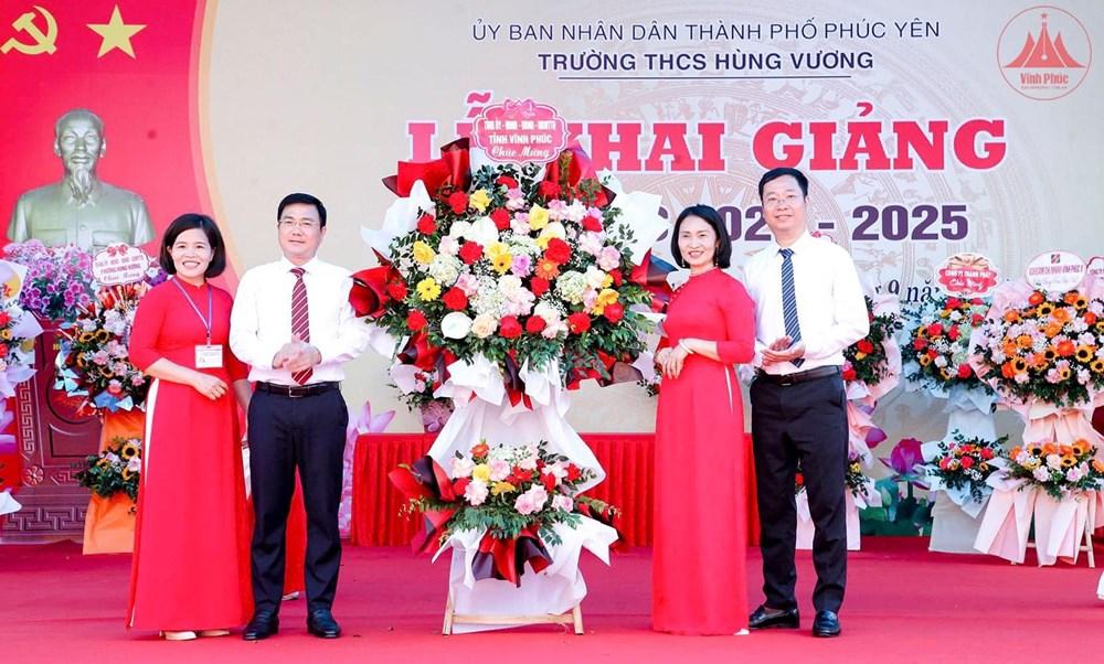 Phó Chủ tịch thường trực UBND tỉnh Vĩnh Phúc Vũ Việt Văn dự và tặng hoa chúc mừng cô và trò trường THCS Hùng Vương, TP. Phúc Yên (Vĩnh Phúc)