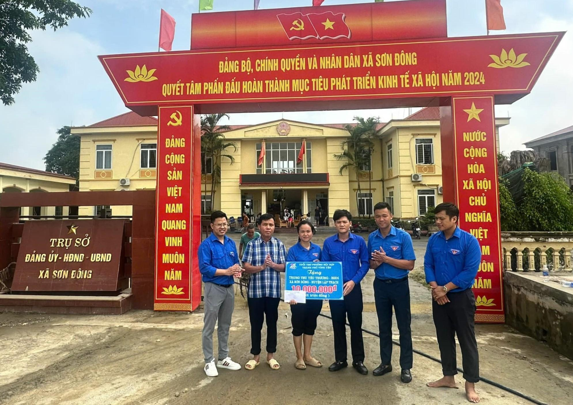 Đoàn thanh niên phường Hội Hợp, TP. Vĩnh Yên thay mặt các em nhỏ và cán bộ, nhân dân phường Hội Hợp tặng quà Tết Trung thu tới các em nhỏ xã Sơn Đông bị thiệt hại do cơn bão số 3 Yagi gây ra