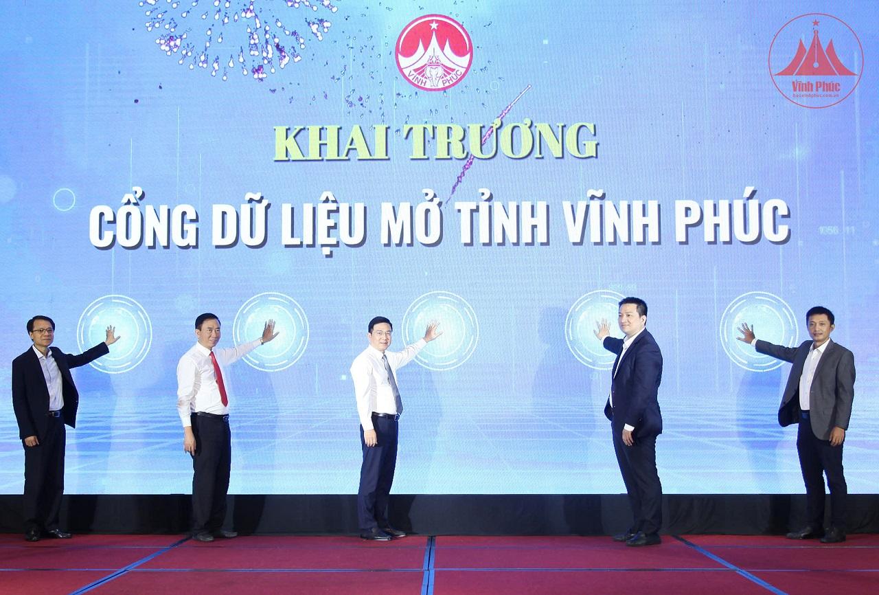 Các vị đại biểu tham gia ấn nút khai trương Cổng dữ liệu mở tỉnh Vĩnh Phúc