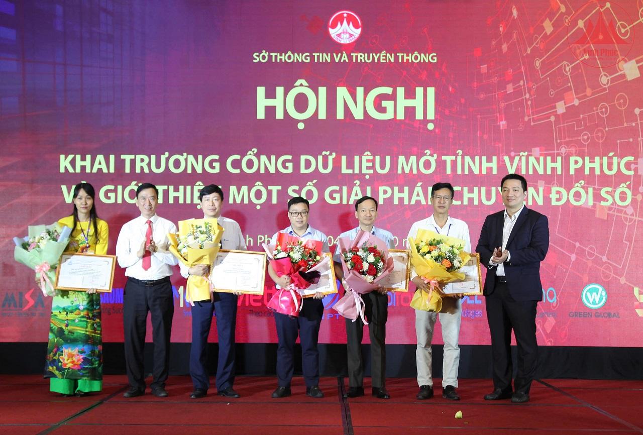 Nhiều cá nhân, tập thể được vinh danh vì đạt thành tích cao trong thực hiện chuyển đổi số