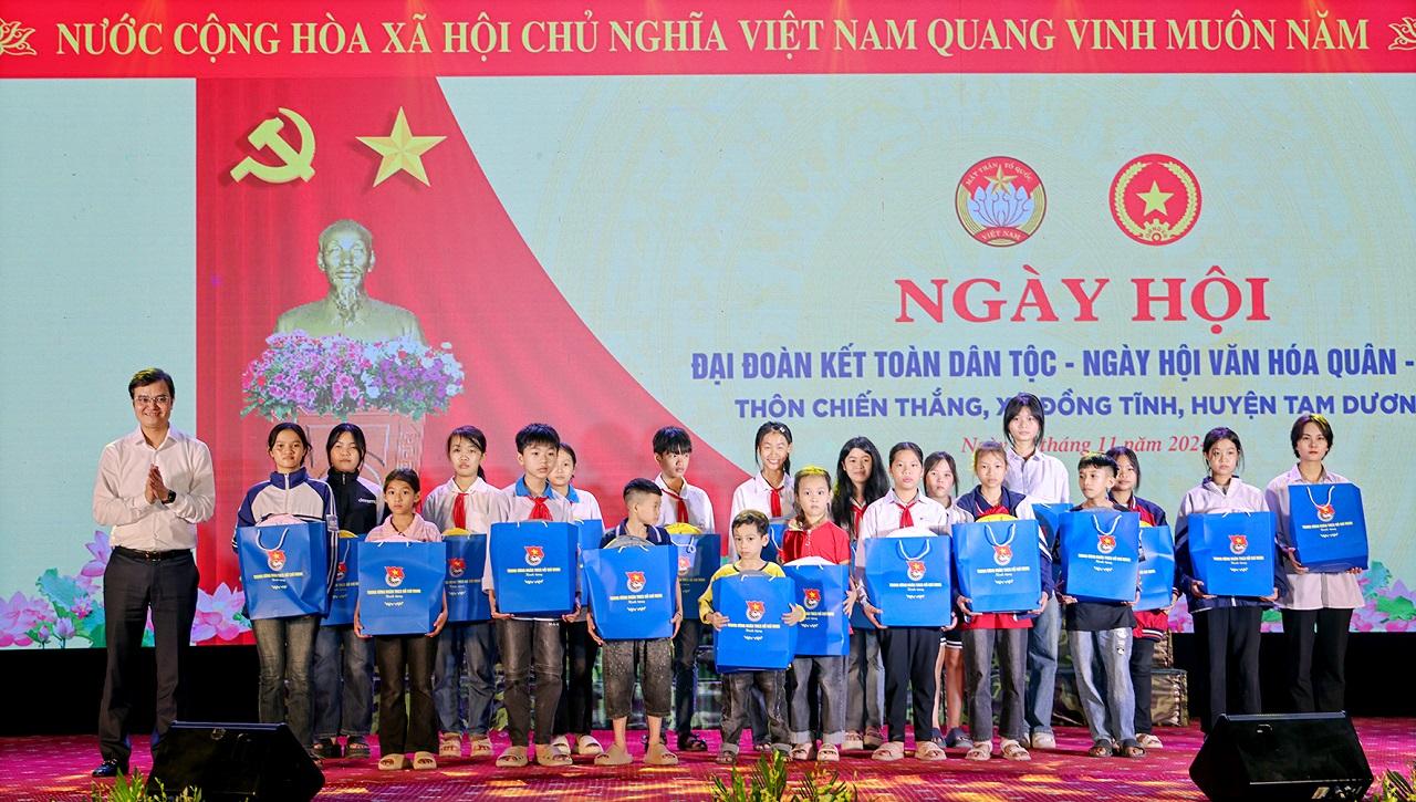 Đồng chí Bùi Quang Huy, Ủy viên Dự khuyết Ban Chấp hành Trung ương Đảng, Bí thư thứ Nhất Ban Chấp hành Trung ương Đoàn Thanh niên Cộng sản Hồ Chí Minh tặng quà thanh niên tiêu biểu và học sinh nghèo vượt khó. (Ảnh: Khánh Linh)