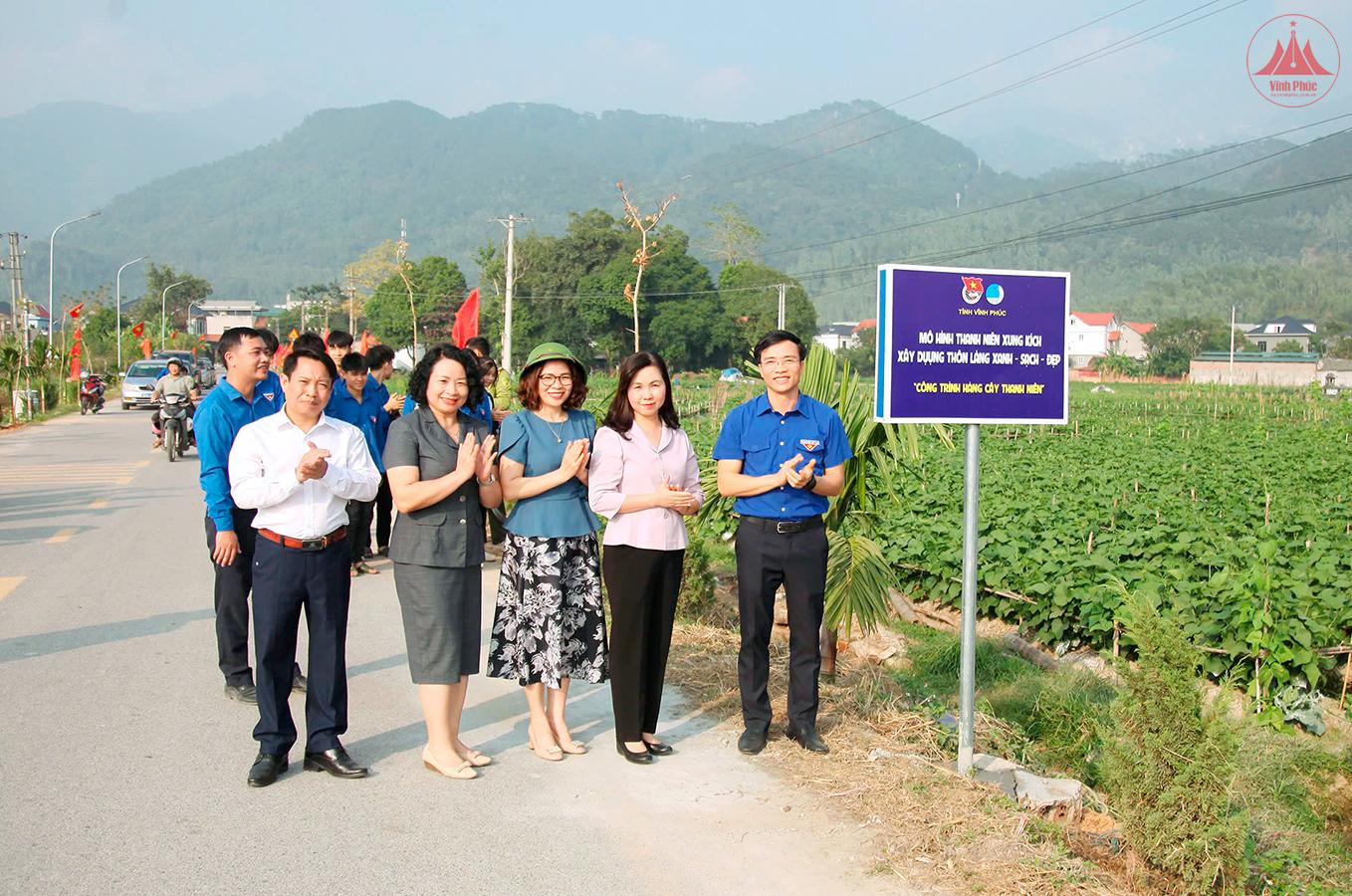 Khánh thành mô hình đường cây, đường hoa thanh niên thôn Làng Hà, xã Hồ Sơn, huyện Tam Đảo. (Ảnh: Dương Chung)