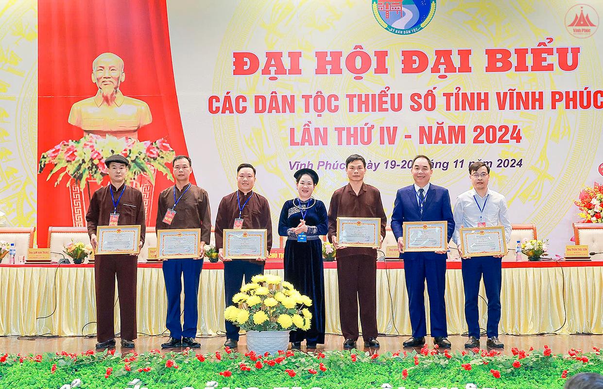 Thứ trưởng, Phó Chủ nhiệm Ủy ban Dân tộc Nông Thị Hà trao Bằng khen của Bộ trưởng, Chủ nhiệm Ủy ban Dân tộc tặng các tập thể, cá nhân có thành tích xuất sắc trong thực hiện công tác dân tộc và chính sách dân tộc của Đảng, Nhà nước. (Ảnh: Trà Hương)