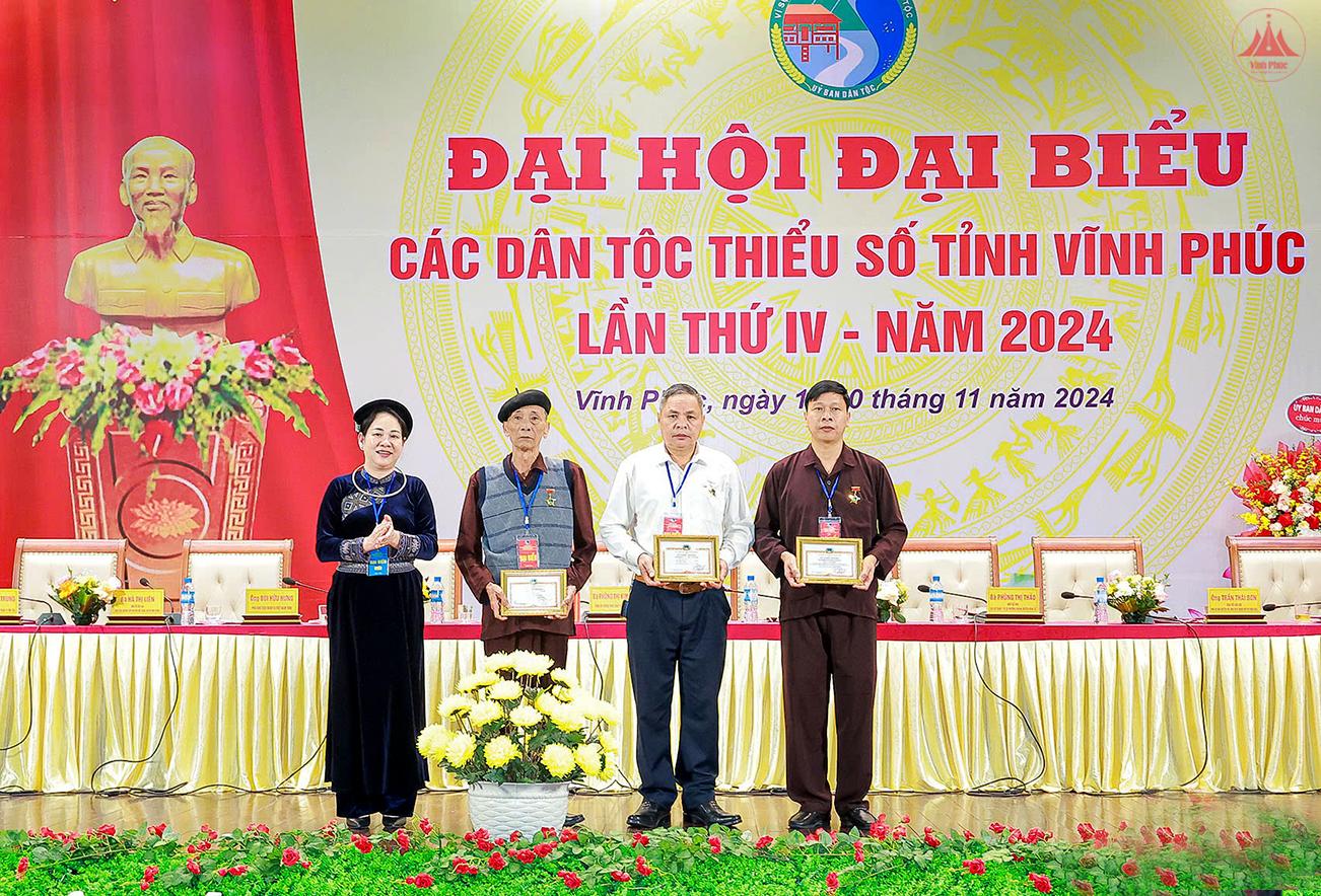 Thứ trưởng, Phó Chủ nhiệm Ủy ban Dân tộc Nông Thị Hà trao kỷ niệm chương vì sự nghiệp phát triển các dân tộc tặng các cá nhân tiêu biểu. (Ảnh: Trà Hương)