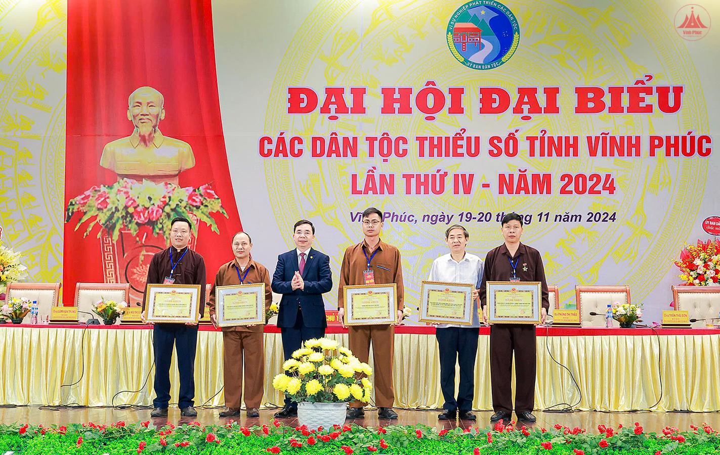 Phó Bí thư Thường trực Tỉnh ủy Bùi Huy Vĩnh trao Bằng khen của UBND tỉnh tặng các tập thể có thành tích xuất sắc trong thực hiện công tác dân tộc. (Ảnh: Trà Hương)