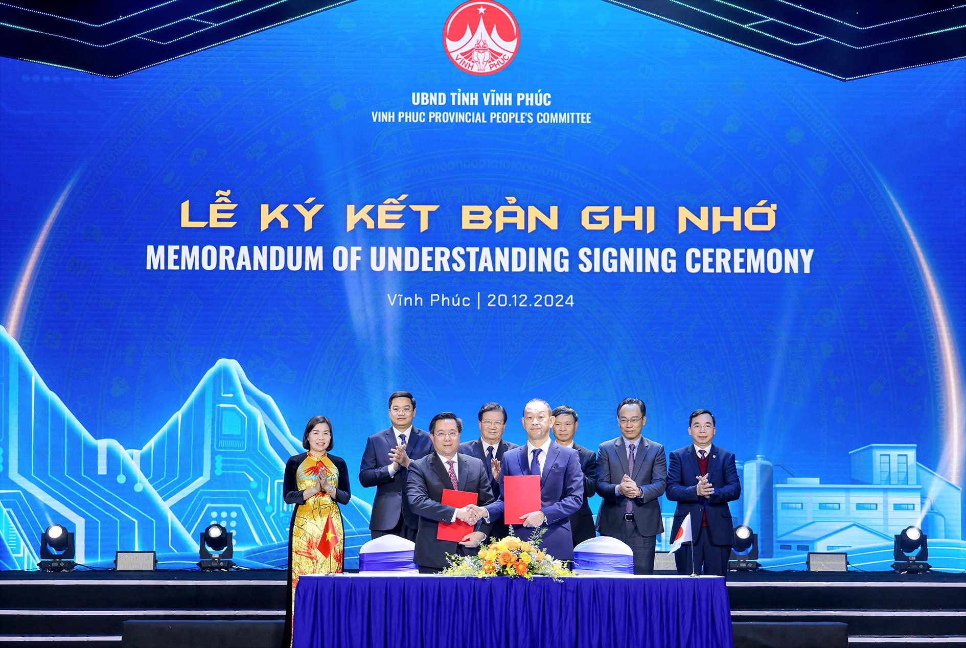 Nguyên Phó Thủ tướng Chính phủ Trịnh Đình Dũng, Thứ trưởng Bộ Khoa học và Công nghệ Hoàng Minh, Thứ trưởng Bộ Giáo dục và Đào tạo Hoàng Minh Sơn, Phó Bí thư Thường trực Tỉnh ủy Vĩnh Phúc Bùi Huy Vĩnh, chứng kiến Lễ ký kết Bản ghi nhớ giữa UBND tỉnh Vĩnh Phúc và Công ty Toyota Việt Nam. Ảnh: BVP