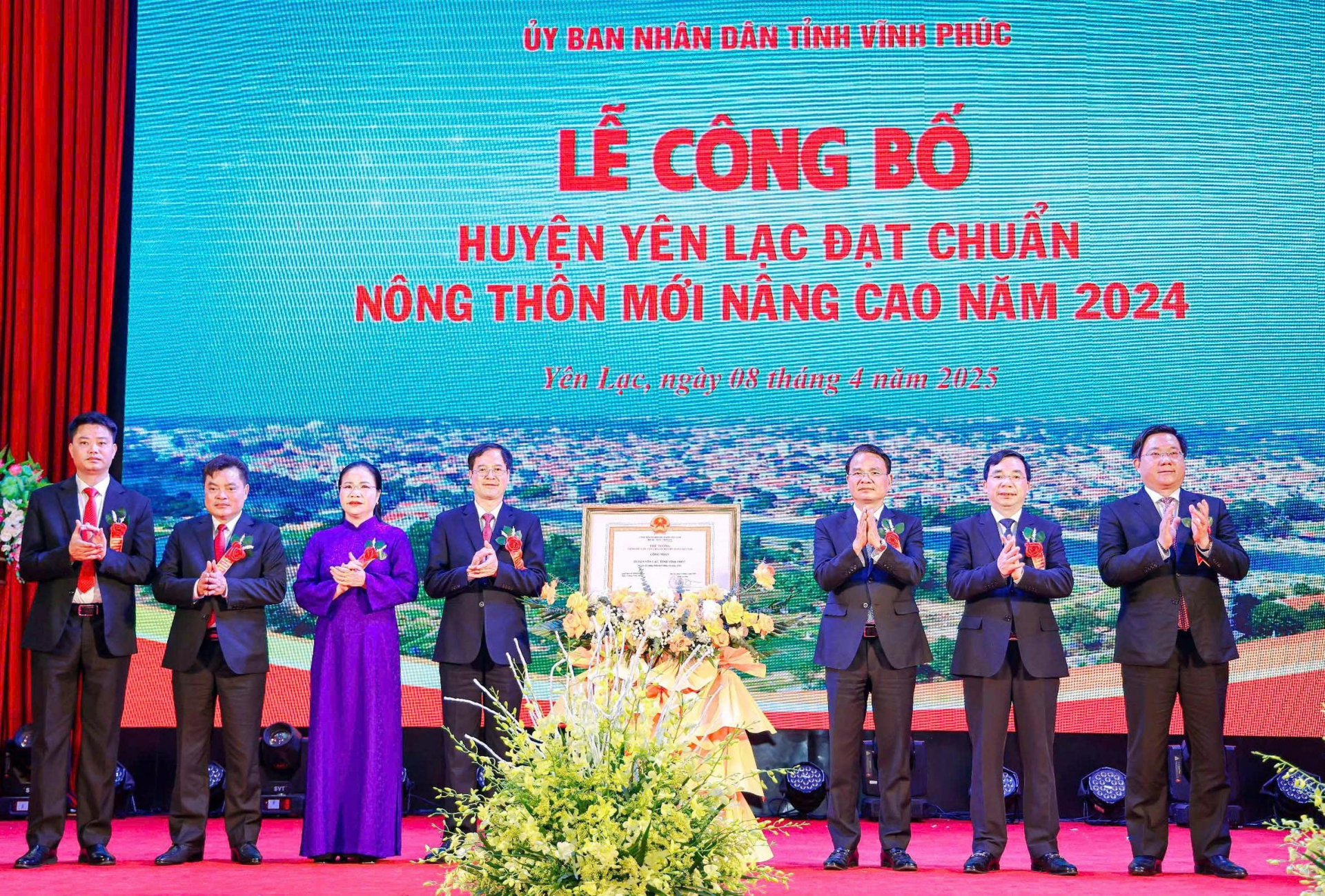 Bí thư Tỉnh ủy Vĩnh Phúc Đặng Xuân Phong; Phó Bí thư Thường trực Tỉnh ủy Bùi Huy Vĩnh; Chủ tịch UBND tỉnh Trần Duy Đông tặng hoa chúc mừng Đảng bộ, chính quyền, nhân dân huyện Yên Lạc. (Ảnh: BVP) Bí thư Tỉnh ủy Vĩnh Phúc Đặng Xuân Phong; Phó Bí thư Thường trực Tỉnh ủy Bùi Huy Vĩnh; Chủ tịch UBND tỉnh Trần Duy Đông tặng hoa chúc mừng Đảng bộ, chính quyền, nhân dân huyện Yên Lạc. (Ảnh: BVP)
