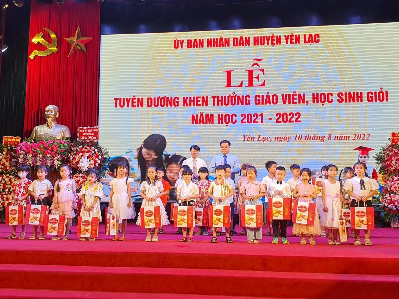 Giáo dục đào tạo huyện Yên Lạc luôn nằm trong top đầu tỉnh Vĩnh Phúc. Giáo dục đào tạo huyện Yên Lạc luôn nằm trong top đầu tỉnh Vĩnh Phúc.