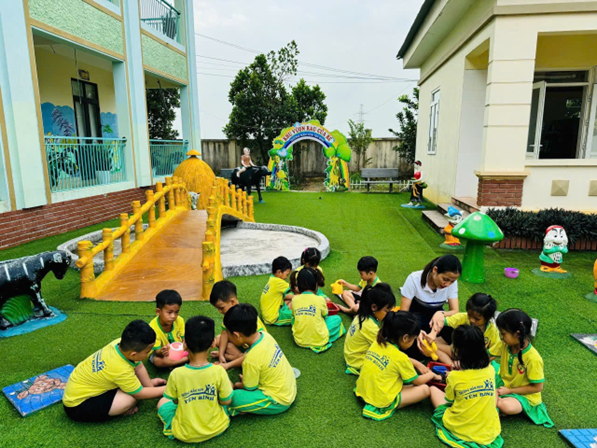Giáo dục đào tạo, giải quyết việc làm được quan tâm trú trọng, phát triển đồng bộ. Giáo dục đào tạo, giải quyết việc làm được quan tâm trú trọng, phát triển đồng bộ.