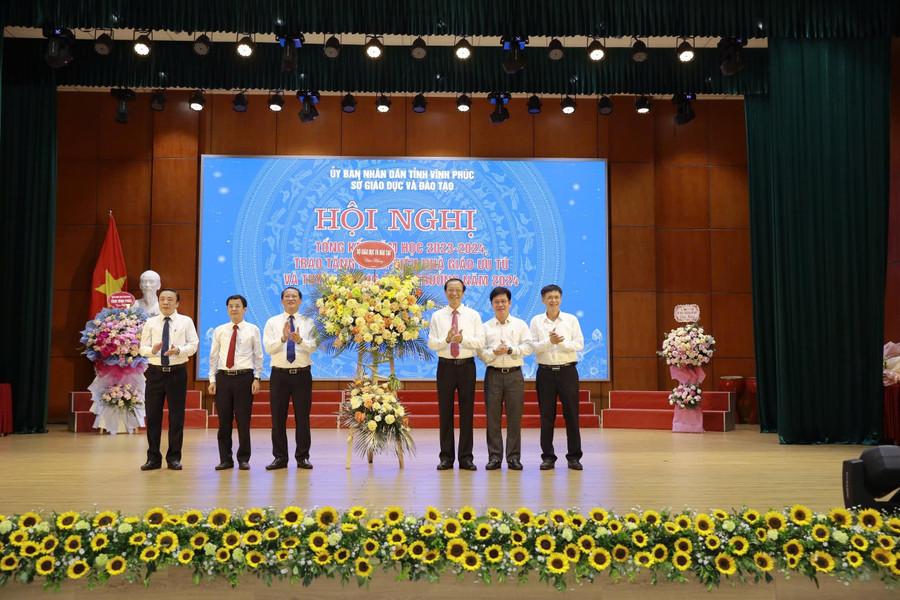 Thứ trưởng Bộ GD&ĐT Phạm Ngọc Thưởng tặng hoa chúc mừng ngành Giáo dục và Đào tạo Vĩnh Phúc tại hội nghị tổng kết năm học 2023-2024 Thứ trưởng Bộ GD&ĐT Phạm Ngọc Thưởng tặng hoa chúc mừng ngành Giáo dục và Đào tạo Vĩnh Phúc tại hội nghị tổng kết năm học 2023-2024