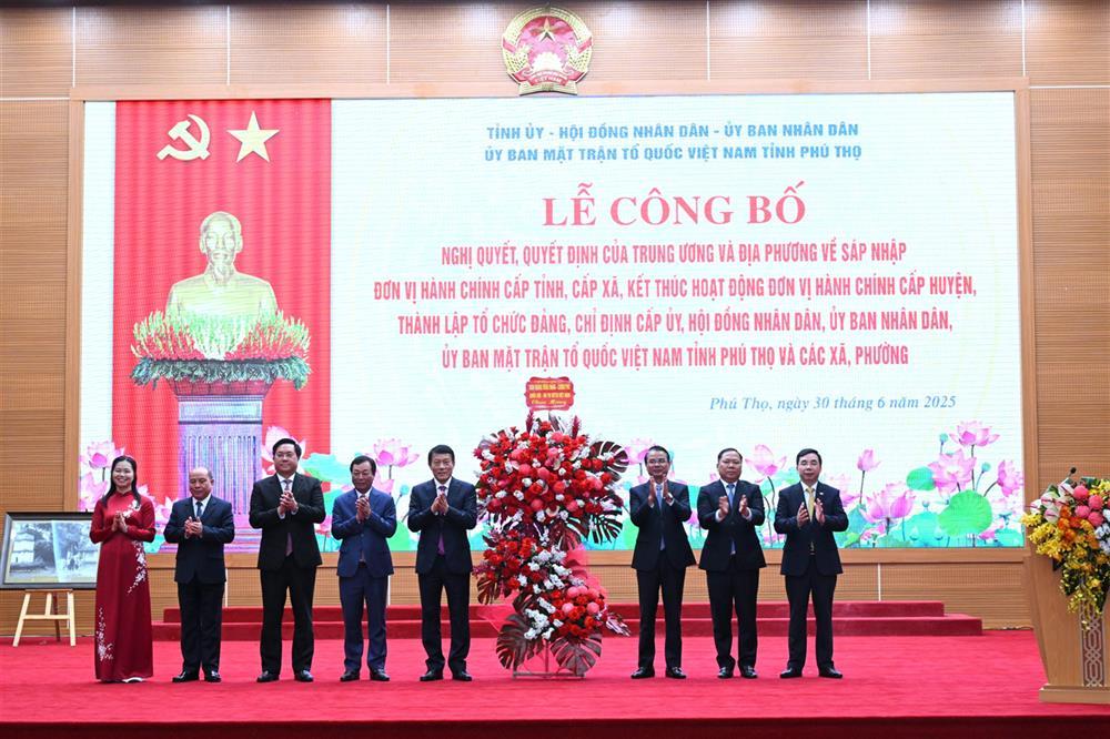 Đại tướng Lương Tam Quang tặng lẵng hoa tươi thắm chúc mừng Đảng bộ, chính quyền và Nhân dân các dân tộc tỉnh Phú Thọ mới ngày 30/6/2025. (Ảnh: Báo Phú Thọ) Đại tướng Lương Tam Quang tặng lẵng hoa tươi thắm chúc mừng Đảng bộ, chính quyền và Nhân dân các dân tộc tỉnh Phú Thọ mới ngày 30/6/2025. (Ảnh: Báo Phú Thọ)