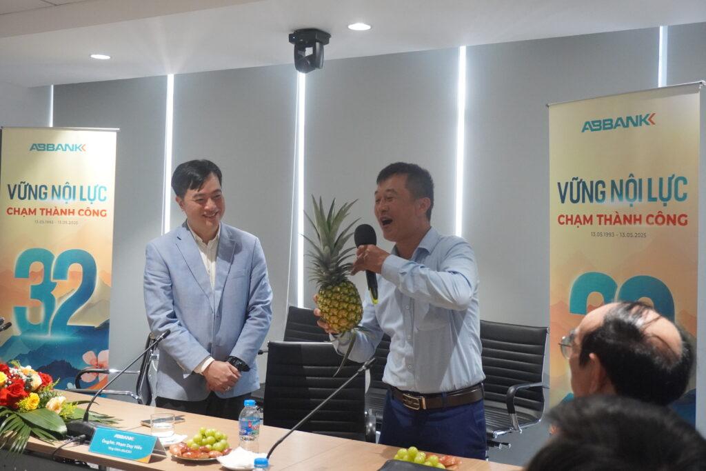 Anh Nguyễn Văn Thắng - Giám đốc thương hiệu Na Queen chia sẻ tại Lễ ký kết Thỏa thuận Hợp tác Chiến lược giữa ABBANK và VietED. Anh Nguyễn Văn Thắng - Giám đốc thương hiệu Na Queen chia sẻ tại Lễ ký kết Thỏa thuận Hợp tác Chiến lược giữa ABBANK và VietED.