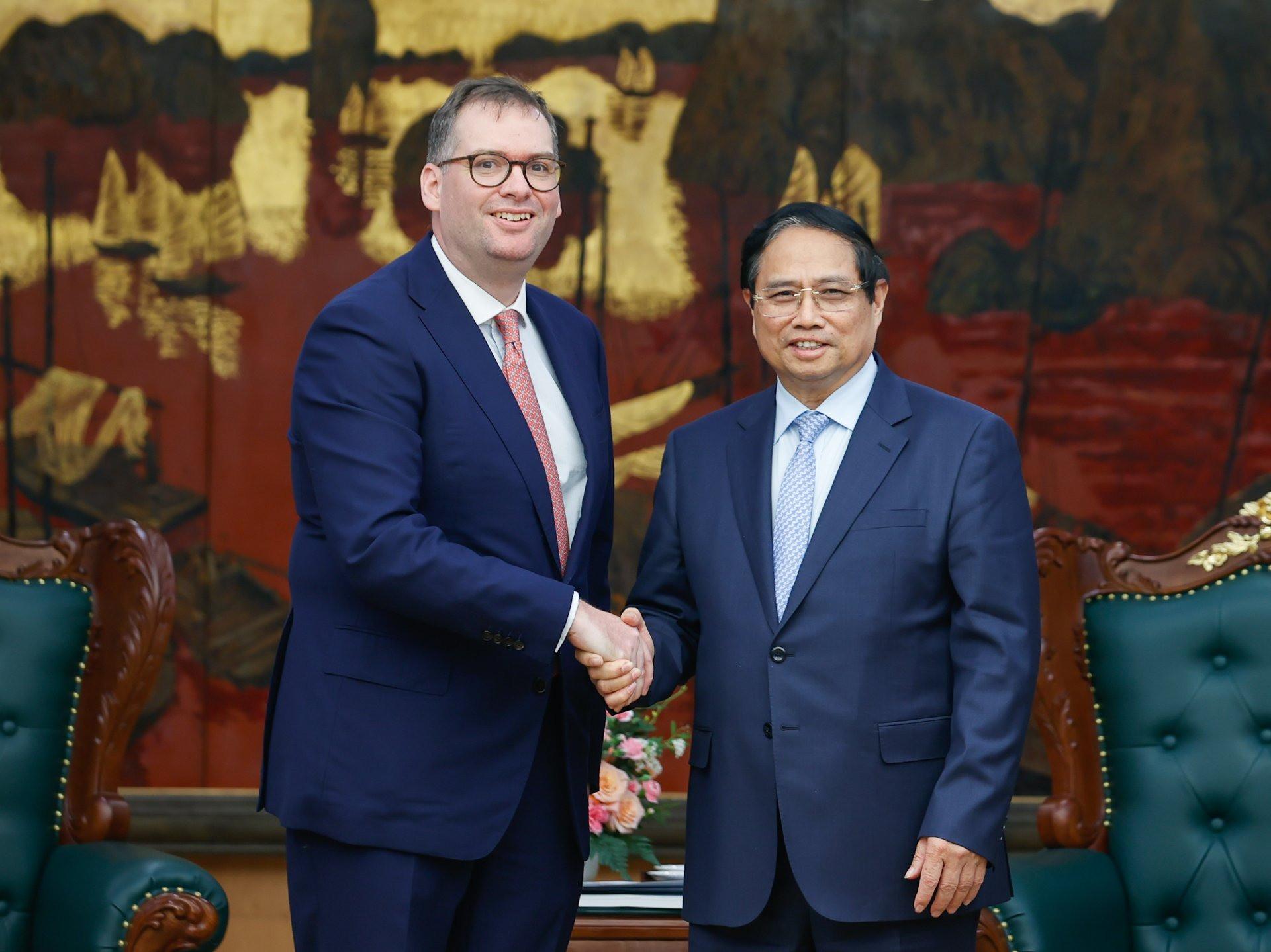 Thủ tướng Phạm Minh Chính (bên phải) tiếp ông Charles James Boyd Bowman - Tổng Giám đốc dự án của Tập đoàn Trump Organization tại Việt Nam. (Ảnh: VGP) Thủ tướng Phạm Minh Chính (bên phải) tiếp ông Charles James Boyd Bowman - Tổng Giám đốc dự án của Tập đoàn Trump Organization tại Việt Nam. (Ảnh: VGP)