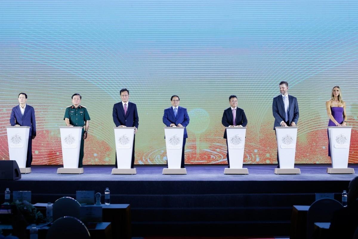 Thủ tướng và các đại biểu thực hiện nghi thức khởi công dự án Trump International Hưng Yên. (Ảnh: VGP) Thủ tướng và các đại biểu thực hiện nghi thức khởi công dự án Trump International Hưng Yên. (Ảnh: VGP)