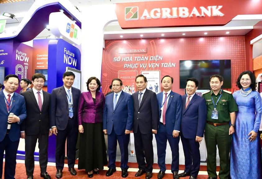 Thủ tướng Chính phủ Phạm Minh Chính, Lãnh đạo các Ban, Bộ ngành tham quan gian hàng công nghệ số của Agribank tại sự kiện Ngày chuyển đổi số ngành Ngân hàng 2025 Thủ tướng Chính phủ Phạm Minh Chính, Lãnh đạo các Ban, Bộ ngành tham quan gian hàng công nghệ số của Agribank tại sự kiện Ngày chuyển đổi số ngành Ngân hàng 2025