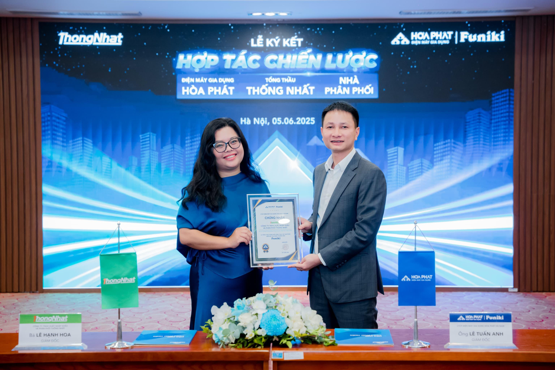 Ông Lê Tuấn Anh, Giám đốc Công ty cổ phần Điện máy Gia dụng Hòa Phát Hà Nam trao chứng nhận Tổng thầu phân phối máy lọc nước Funiki cho bà Lê Hạnh Hoa, Giám đốc Công ty TNHH Xuất nhập khẩu và Phân phối Thống Nhất. Ông Lê Tuấn Anh, Giám đốc Công ty cổ phần Điện máy Gia dụng Hòa Phát Hà Nam trao chứng nhận Tổng thầu phân phối máy lọc nước Funiki cho bà Lê Hạnh Hoa, Giám đốc Công ty TNHH Xuất nhập khẩu và Phân phối Thống Nhất.