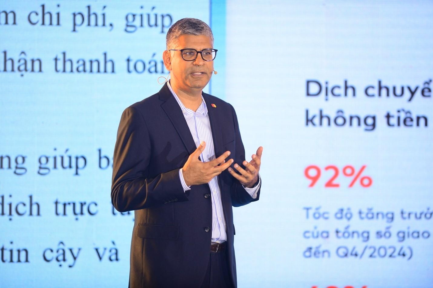 Ông Sapan Shah, Phó Chủ tịch Cấp cao, Phụ trách Mạng lưới Chấp nhận Thanh toán – Khu vực Châu Á – Thái Bình Dương, Mastercard trình bày ý kiến tại Hội thảo “Ngày không tiền mặt 2025” Ông Sapan Shah, Phó Chủ tịch Cấp cao, Phụ trách Mạng lưới Chấp nhận Thanh toán – Khu vực Châu Á – Thái Bình Dương, Mastercard trình bày ý kiến tại Hội thảo “Ngày không tiền mặt 2025”