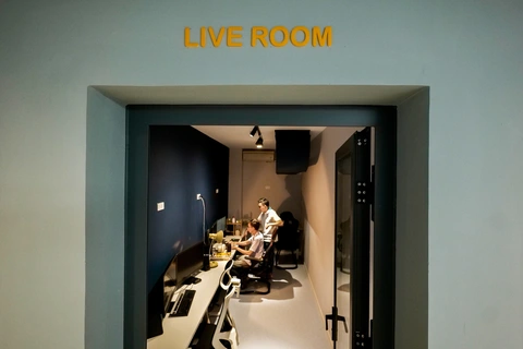 Phòng Live Room của Báo Tuổi Trẻ - Một bước chuyển mình của báo chí truyền thống. (Ảnh: Báo Tuổi Trẻ) Phòng Live Room của Báo Tuổi Trẻ - Một bước chuyển mình của báo chí truyền thống. (Ảnh: Báo Tuổi Trẻ)