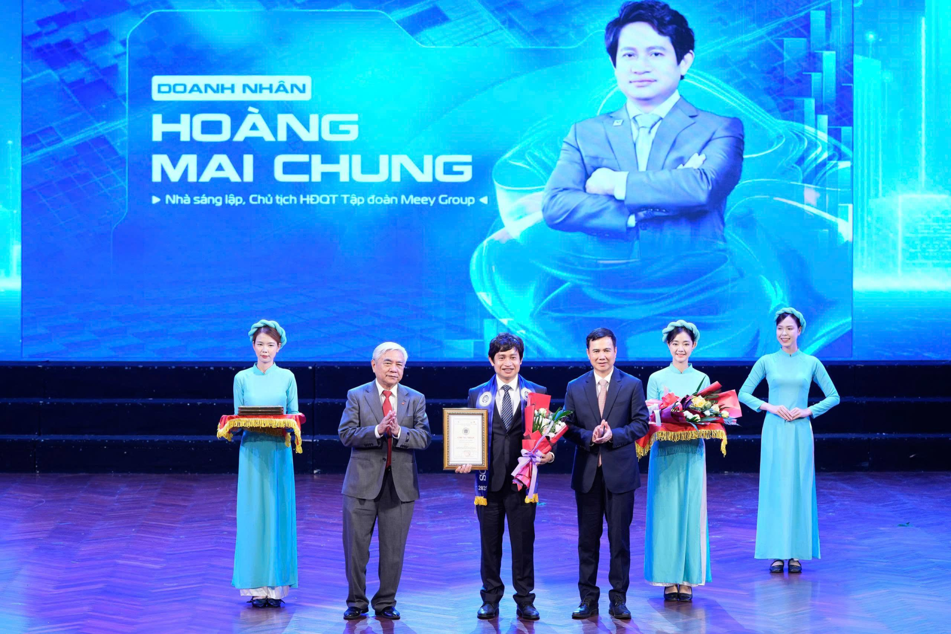 Ông Hoàng Mai Chung – Chủ tịch HĐQT Meey Group nhận giải thưởng doanh nhân tiên phong đổi mới sáng tạo và chuyển đổi số trong kỷ nguyên vươn mình của đất nước. Ông Hoàng Mai Chung – Chủ tịch HĐQT Meey Group nhận giải thưởng doanh nhân tiên phong đổi mới sáng tạo và chuyển đổi số trong kỷ nguyên vươn mình của đất nước.