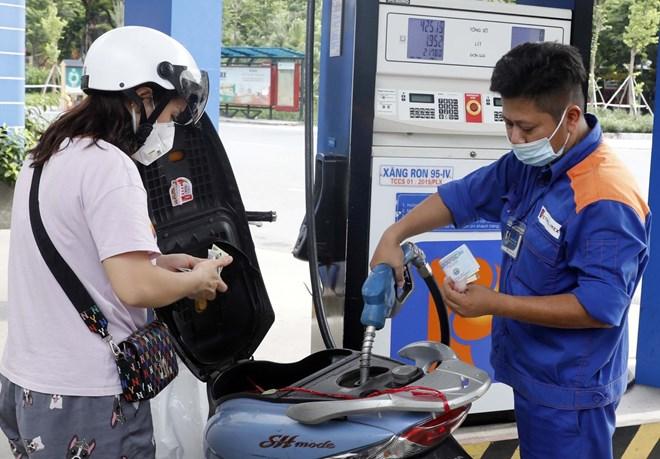 Người dân tiếp tục đối mặt với giá xăng dầu biến động mạnh trong nửa đầu năm 2025. (Ảnh: Anh Tuấn) Người dân tiếp tục đối mặt với giá xăng dầu biến động mạnh trong nửa đầu năm 2025. (Ảnh: Anh Tuấn)