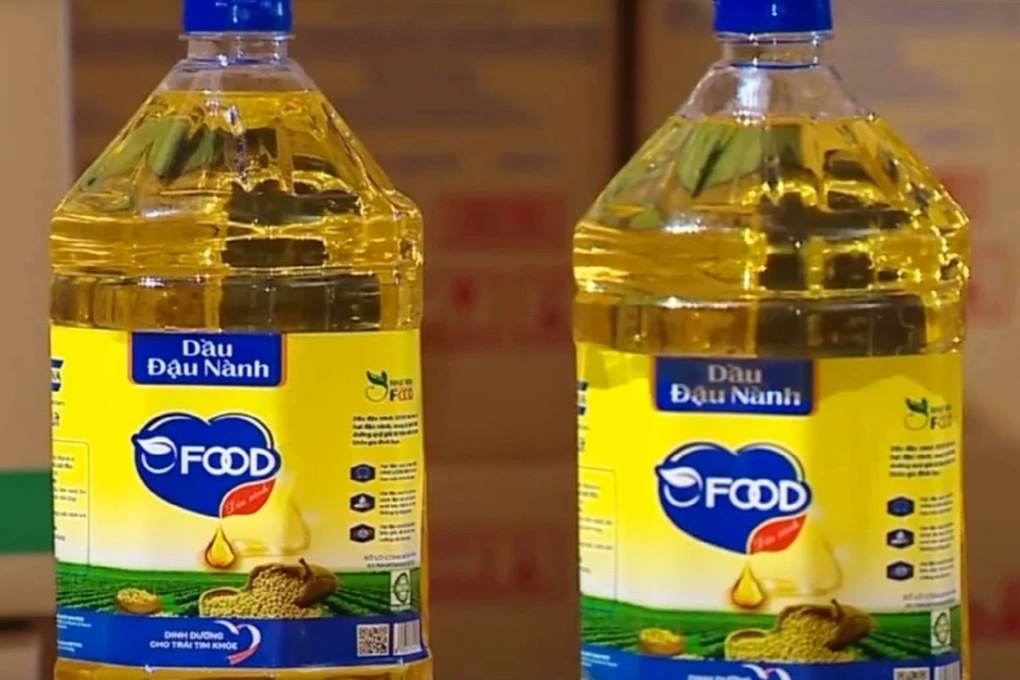 Dầu chăn nuôi gắn mác thực phẩm: Hành vi gian lận trắng trợn. (Ảnh: VTV) Dầu chăn nuôi gắn mác thực phẩm: Hành vi gian lận trắng trợn. (Ảnh: VTV)
