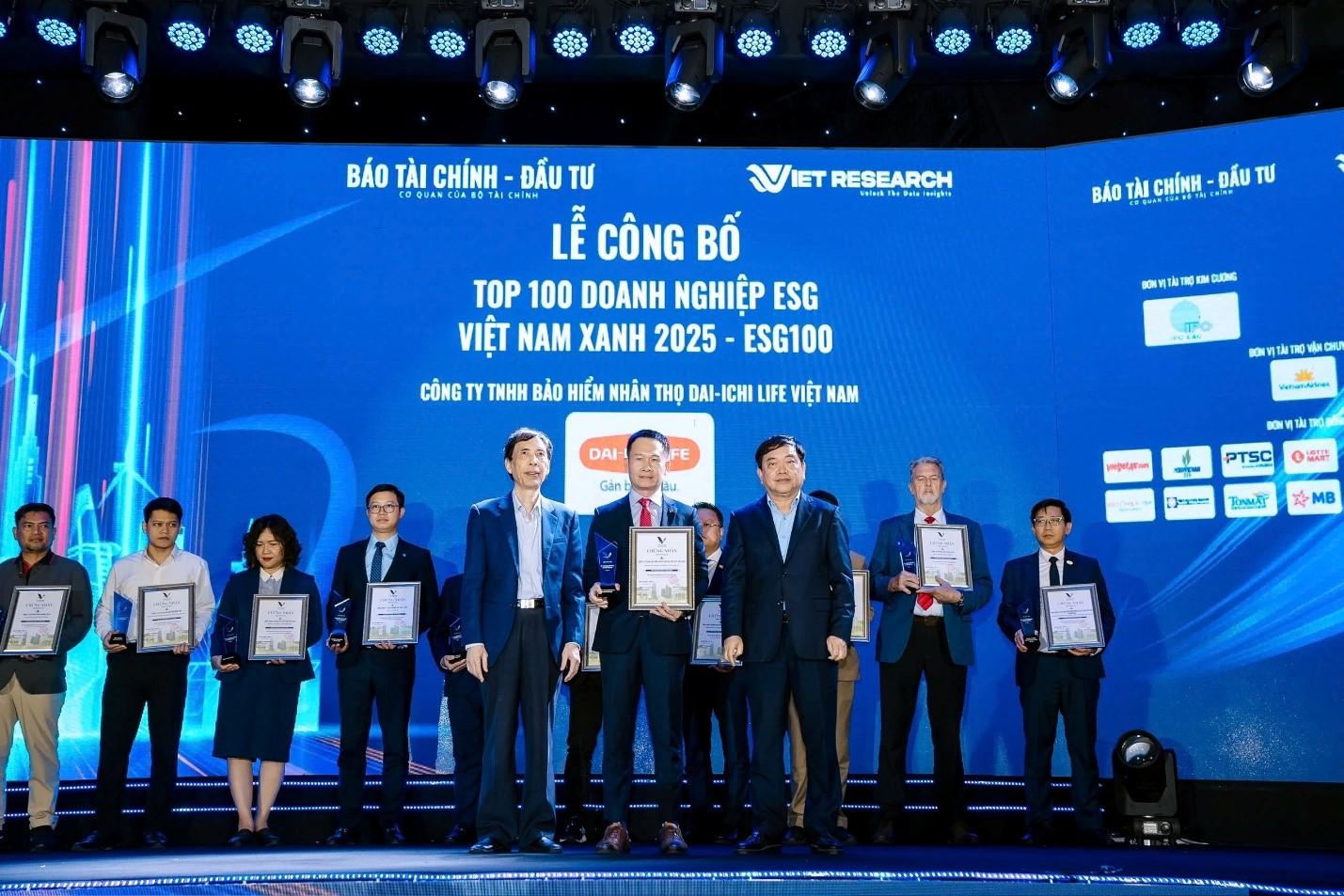 Dai-ichi Life Việt Nam vinh dự nhận liên tiếp ba giải thưởng uy tín tại Diễn đàn Vietnam Summit 2025 - ảnh 1 Dai-ichi Life Việt Nam vinh dự nhận liên tiếp ba giải thưởng uy tín tại Diễn đàn Vietnam Summit 2025 - ảnh 1