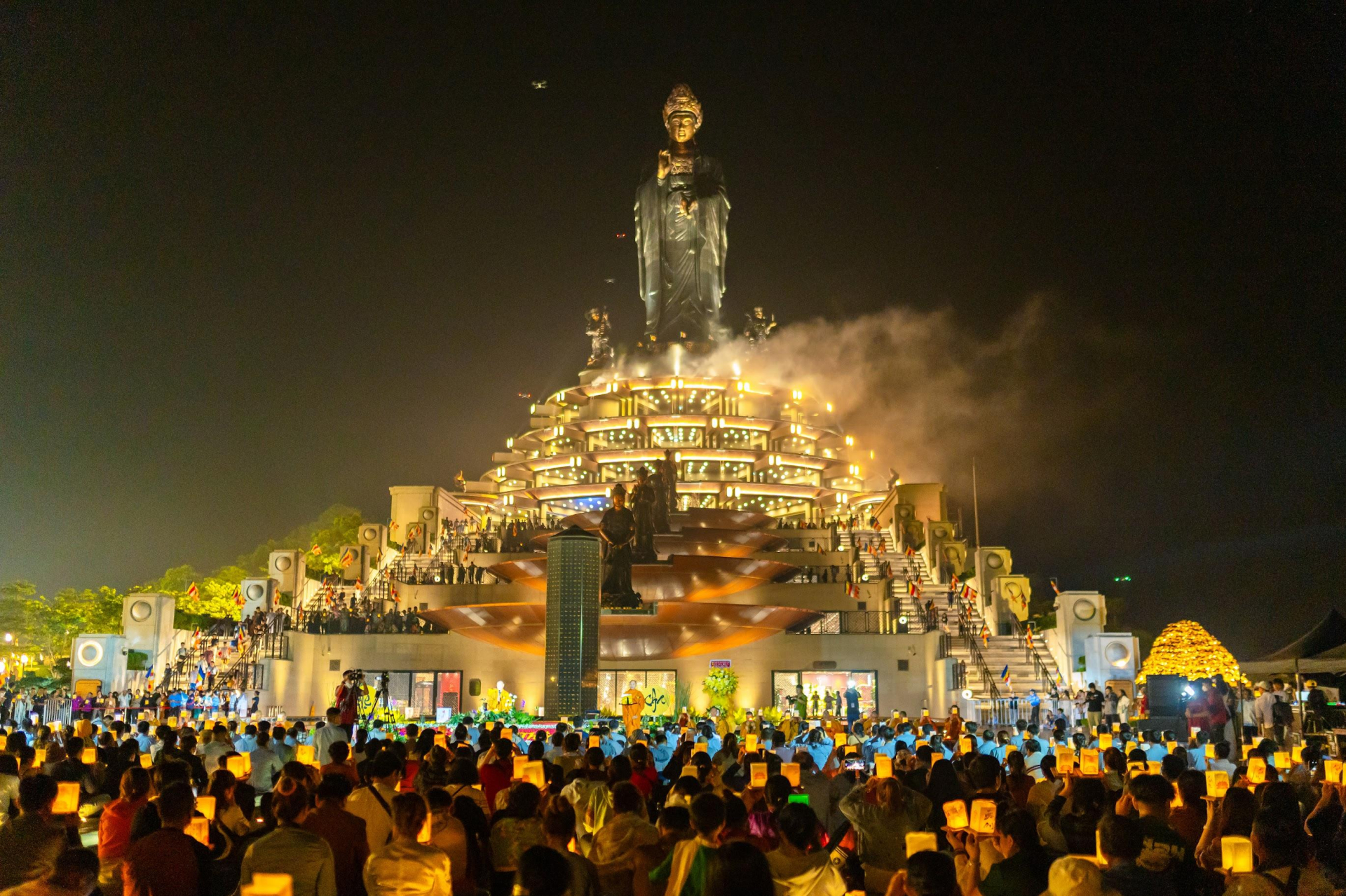 Khu du lịch núi Bà Đen trong đêm dâng đăng. (Ảnh: Sun World Ba Den Mountain) Khu du lịch núi Bà Đen trong đêm dâng đăng. (Ảnh: Sun World Ba Den Mountain)