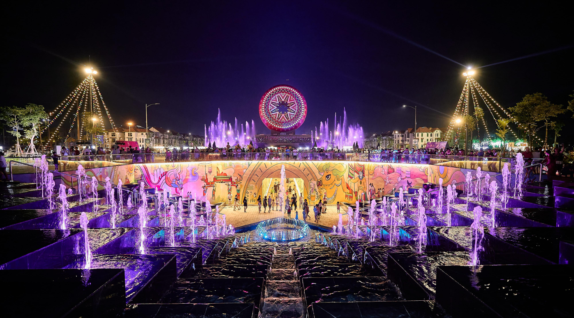 Hòa vào bữa tiệc âm thanh, ánh sáng với show nhạc nước dài bậc nhất Việt Nam. (Ảnh: Sun Group) Hòa vào bữa tiệc âm thanh, ánh sáng với show nhạc nước dài bậc nhất Việt Nam. (Ảnh: Sun Group)