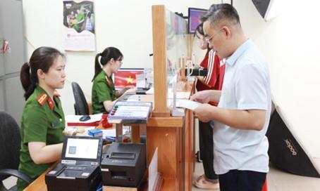 Các thủ tục hành chính đang được đẩy mạnh số hoá, rút ngắn thời gian.