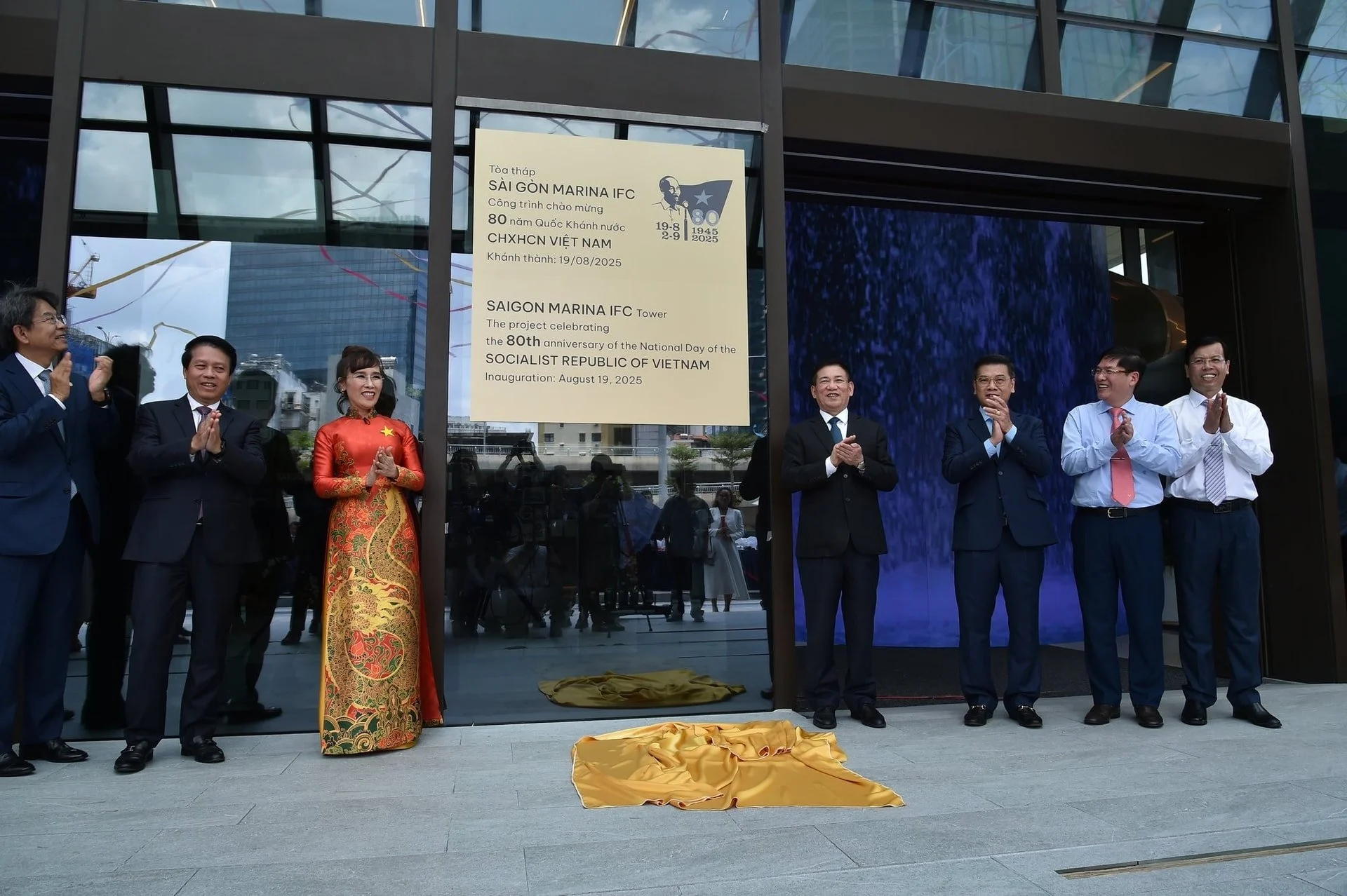 20-1755676453-nu-dai-gia-dung-sau-toa-thap-55-tang-duoc-coi-la-bieu-tuong-moi-cua-tp-dong-dan-nhat-viet-nam-la-aijpgjpg-68a6883992dca.jpg