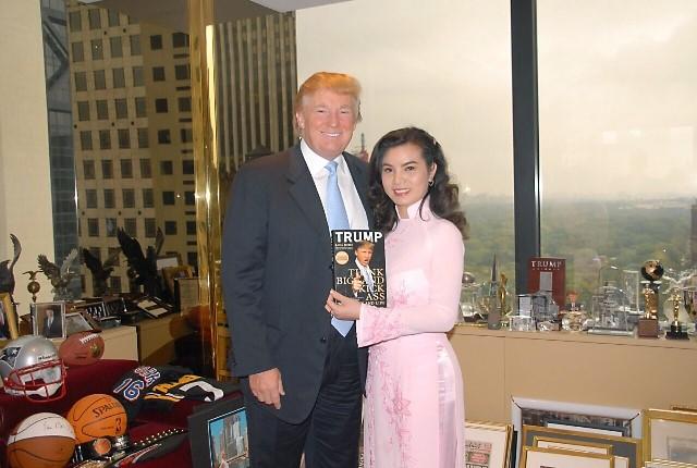 Hoa hậu Kim Hồng và món quà ông Donald Trump tặng. (Ảnh do nhân vật cung cấp)