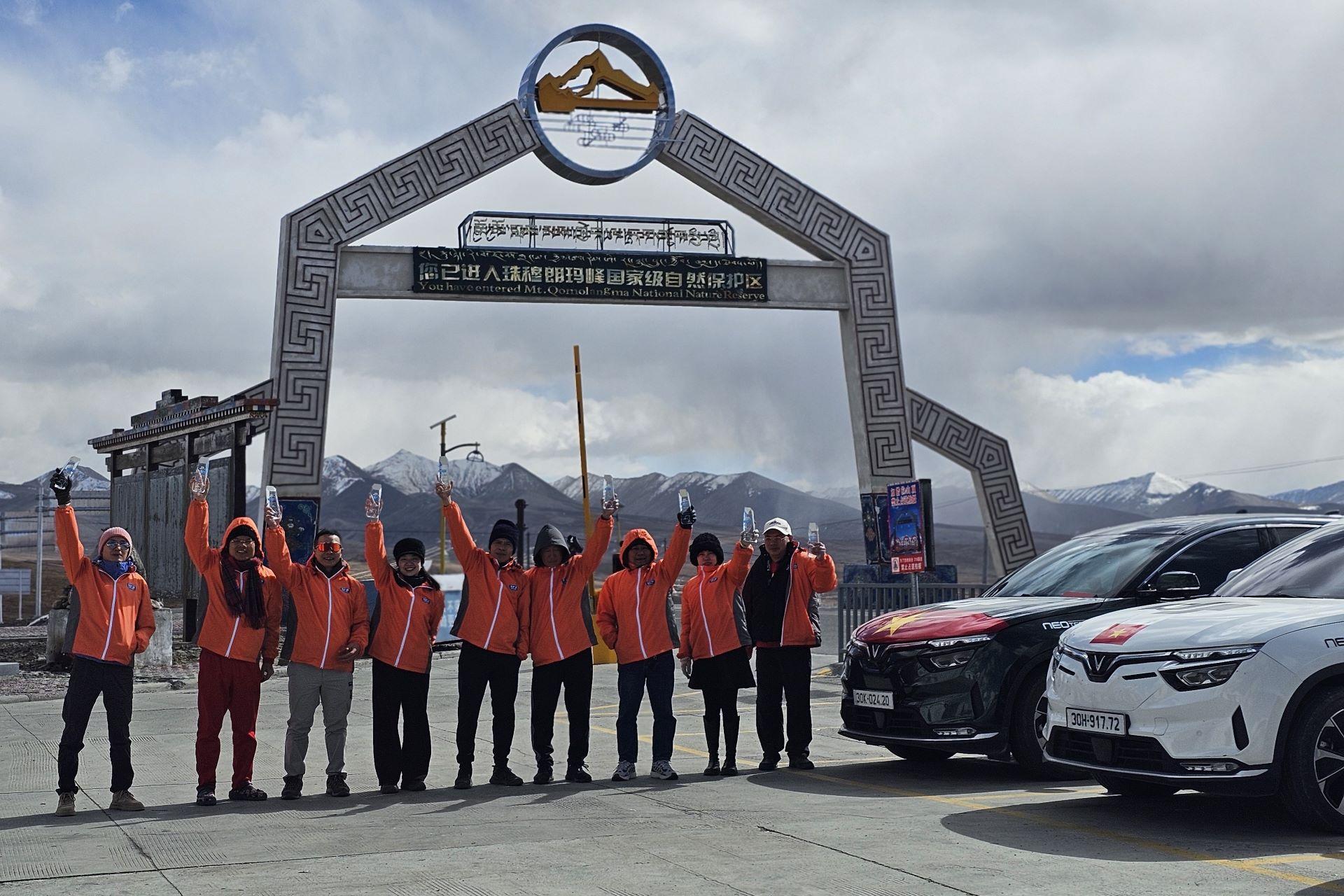 Điểm dừng chân cao nhất trong hành trình của đoàn là Trại căn cứ Everest (Everest Base Camp).