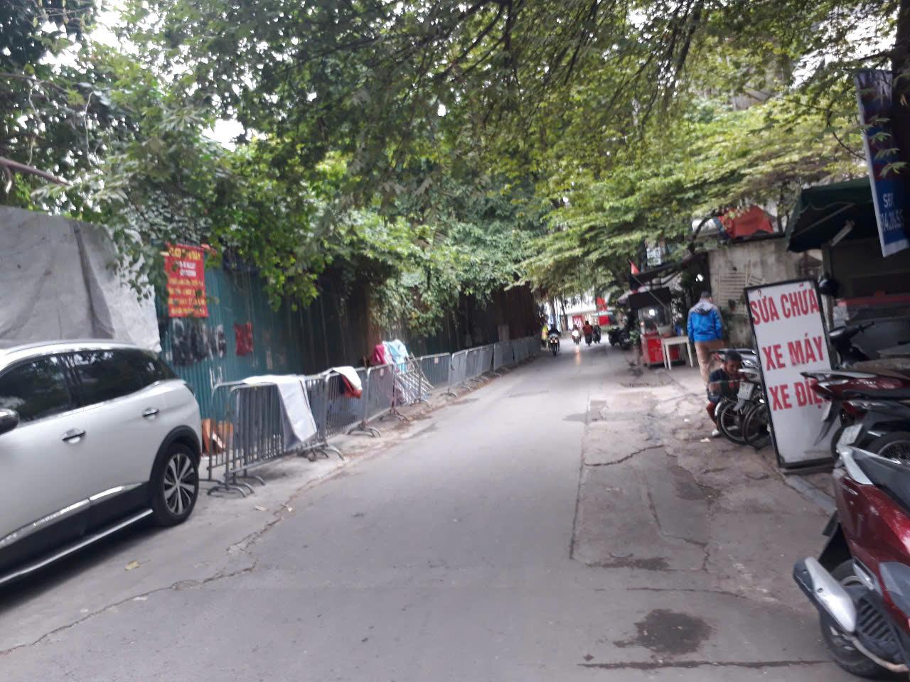 Dù được quảng bá là hạng sang với giá bán cao ngất ngưởng nhưng so với quy mô dự án, lối vào của chung cư chỉ đủ một làn ô tô tránh xe máy.