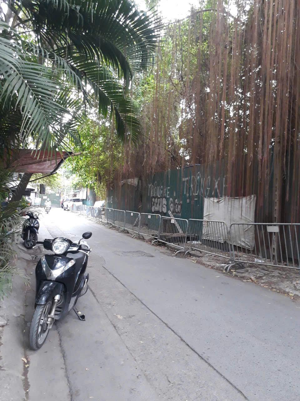 Lối vào đi từ ngõ 29 Láng Hạ khá nhỏ, xung quanh không được khang trang và thuận tiện.