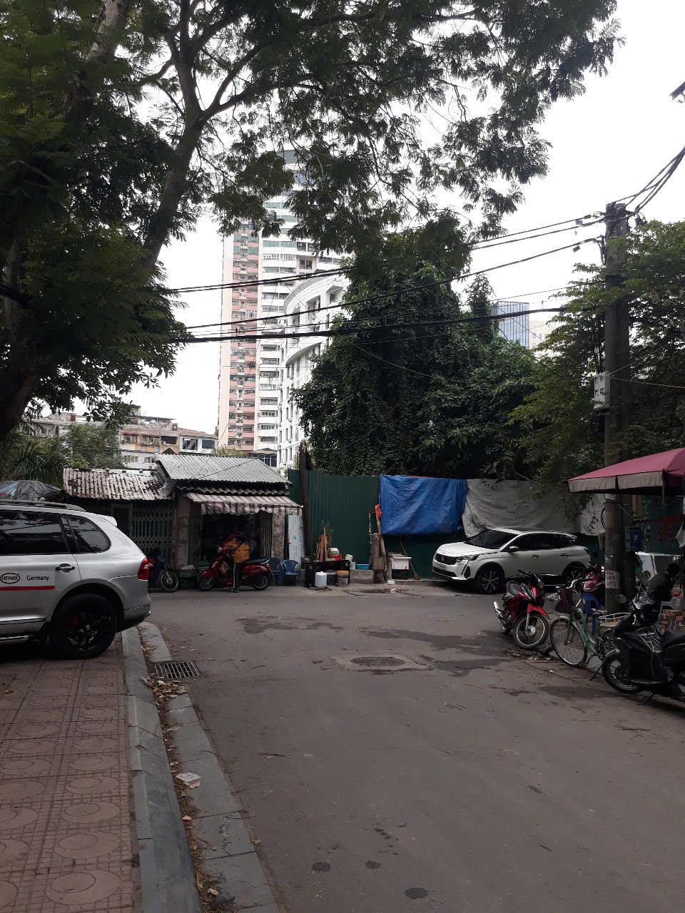 Hình ảnh tại lối vào, xung quanh tòa nhà The Nelson Private Residences Láng Hạ.