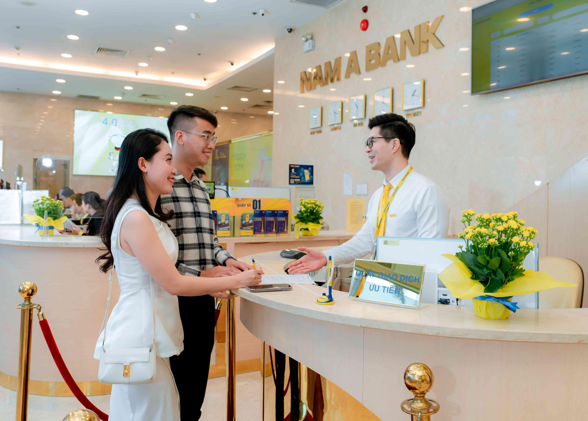 Khách hàng giao dịch tại Nam A Bank.