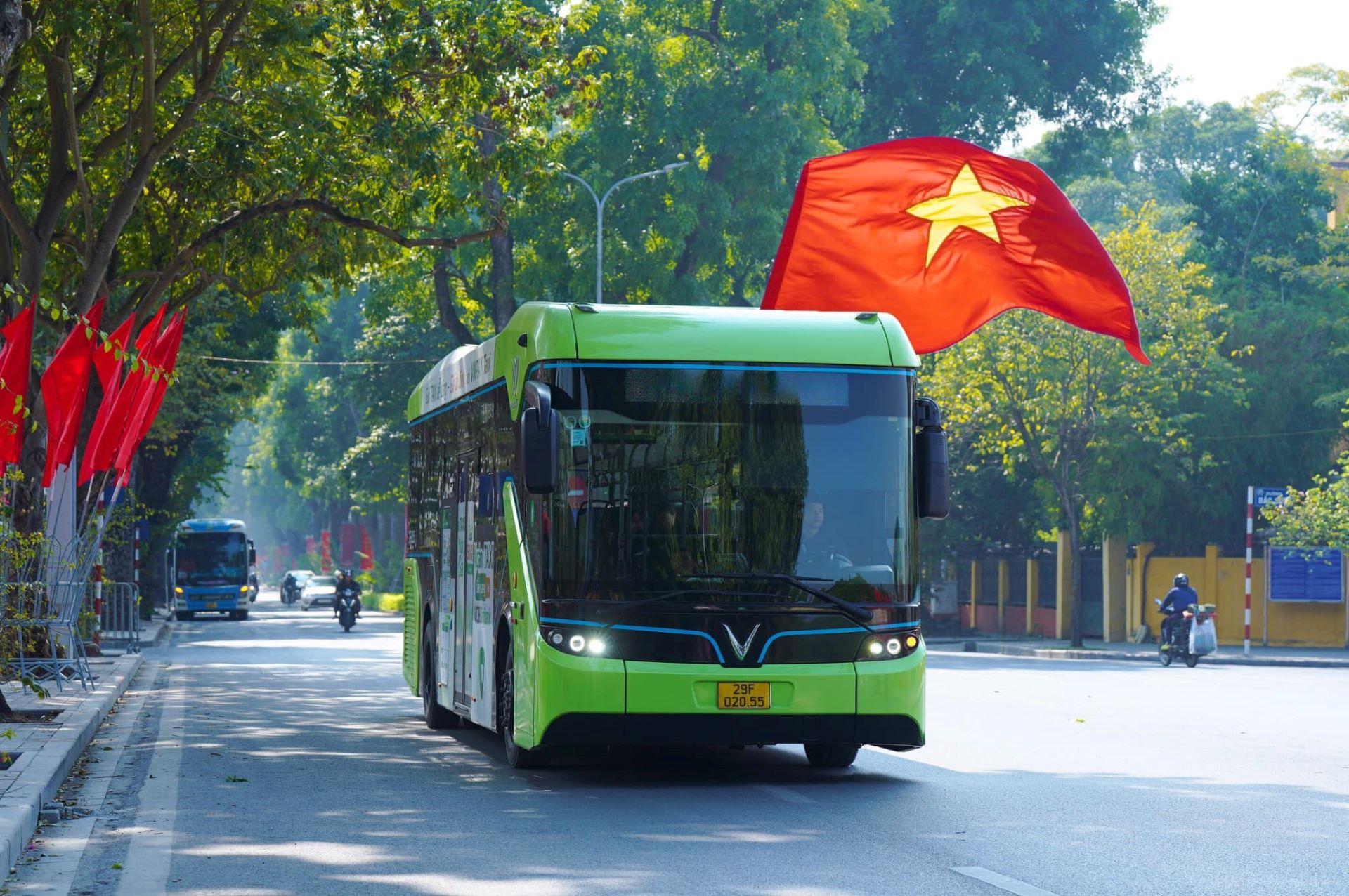 Sắc xanh xe buýt điện VinBus không ngừng nỗ lực “phủ xanh” thành phố. (Ảnh: VinBus)