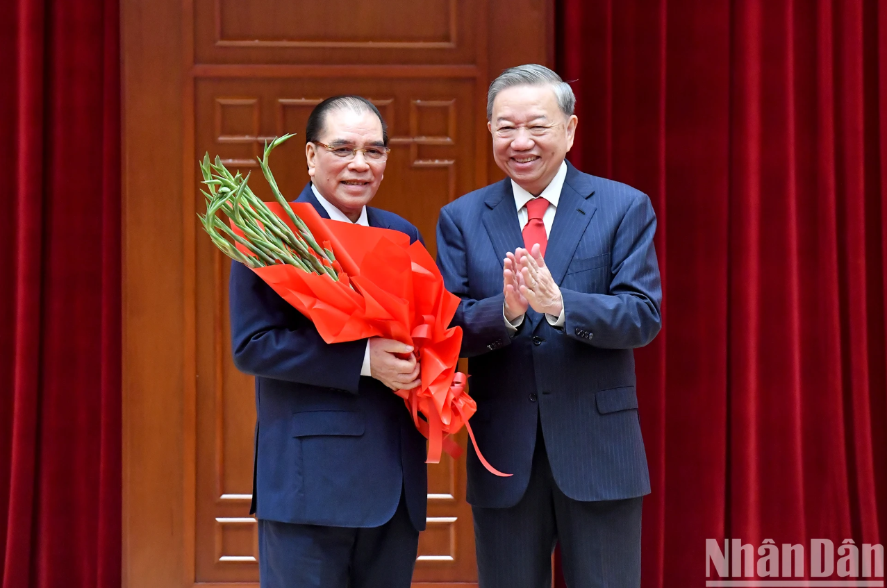 Tổng Bí thư Tô Lâm trao Huân chương Sao vàng, tặng đồng chí Nông Đức Mạnh, nguyên Tổng Bí thư Ban Chấp hành Trung ương Đảng Cộng sản Việt Nam.