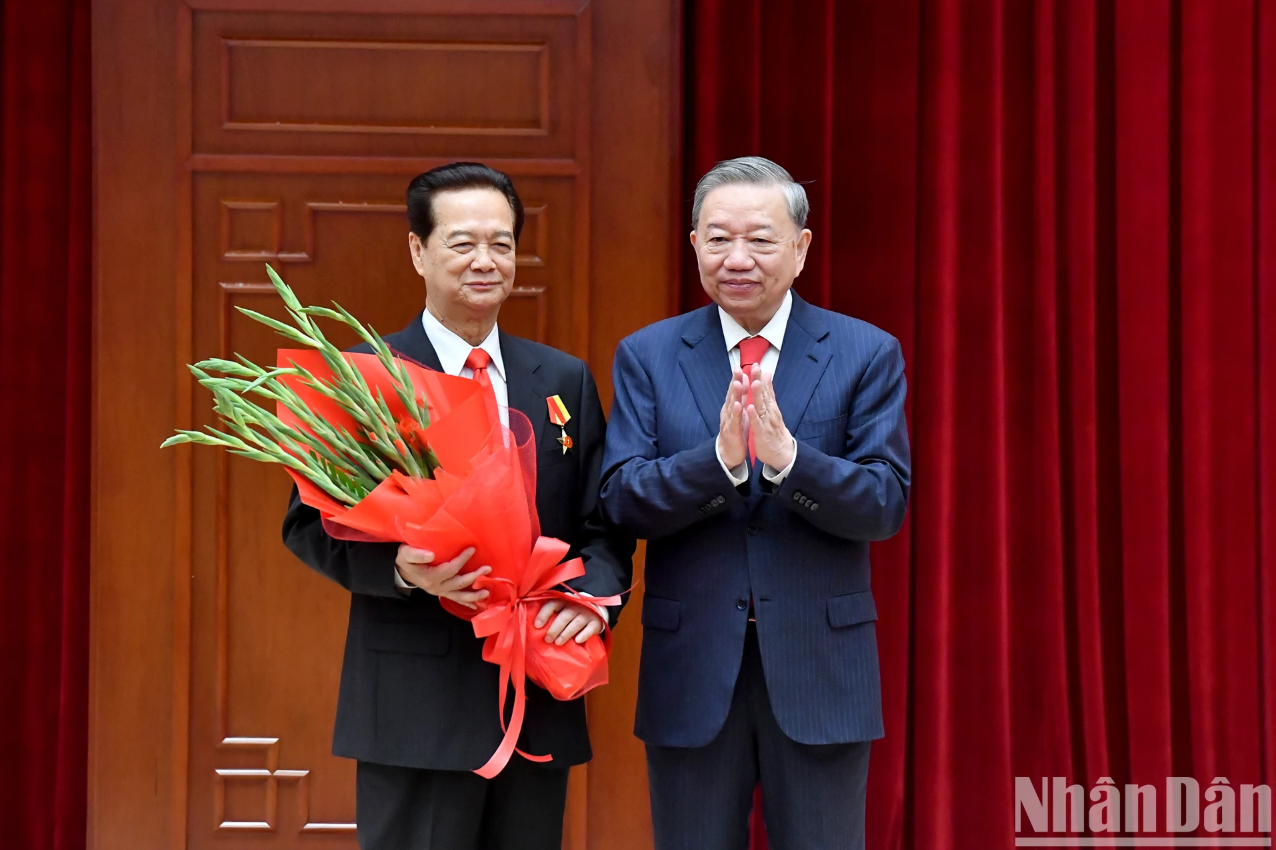 Tổng Bí thư Tô Lâm trao Huân chương Sao vàng, tặng đồng chí Nguyễn Tấn Dũng, nguyên Ủy viên Bộ Chính trị, nguyên Thủ tướng Chính phủ.