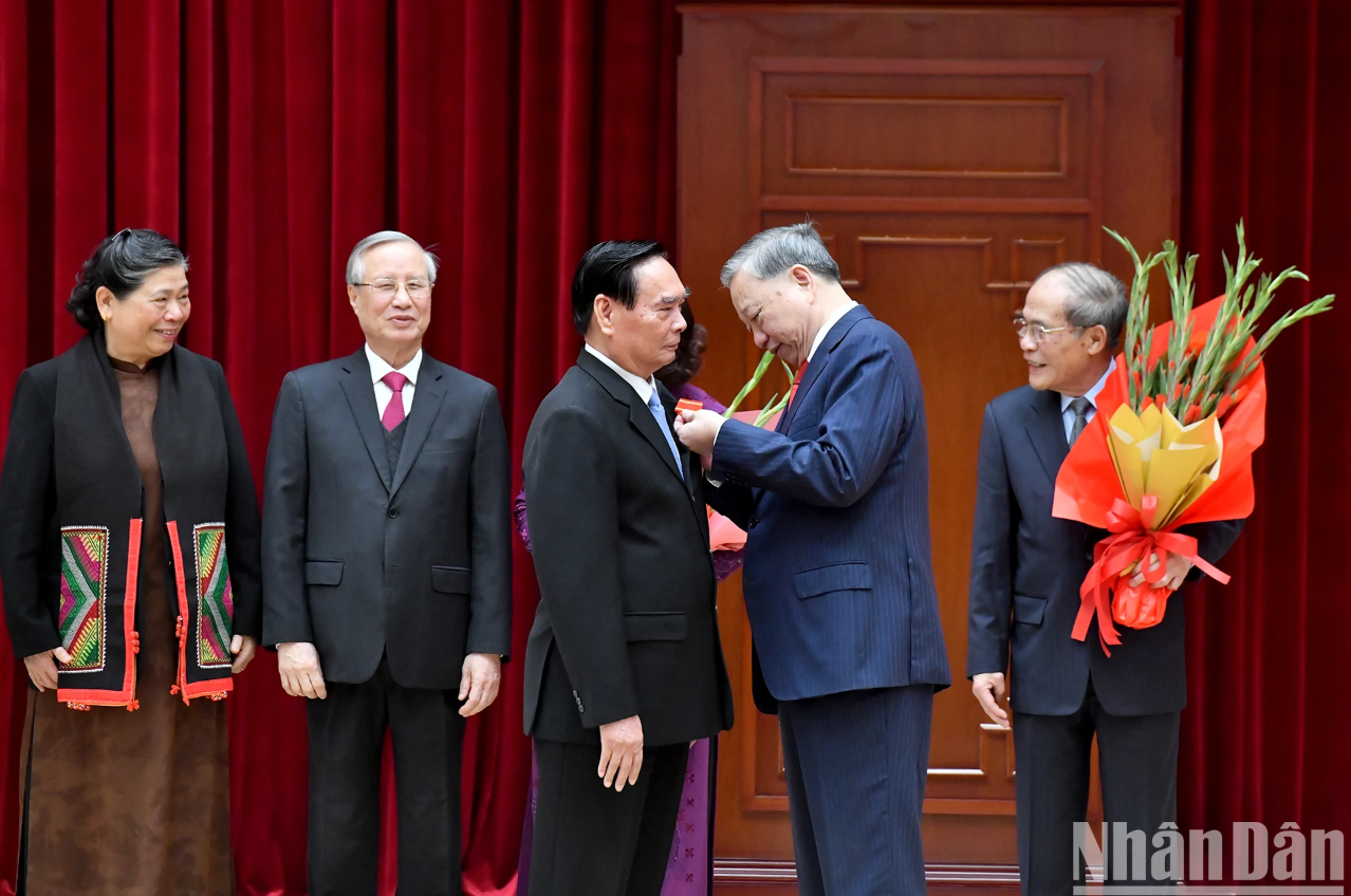 Tổng Bí thư Tô Lâm trao Huân chương Hồ Chí Minh, tặng các đồng chí nguyên lãnh đạo Đảng, Nhà nước.