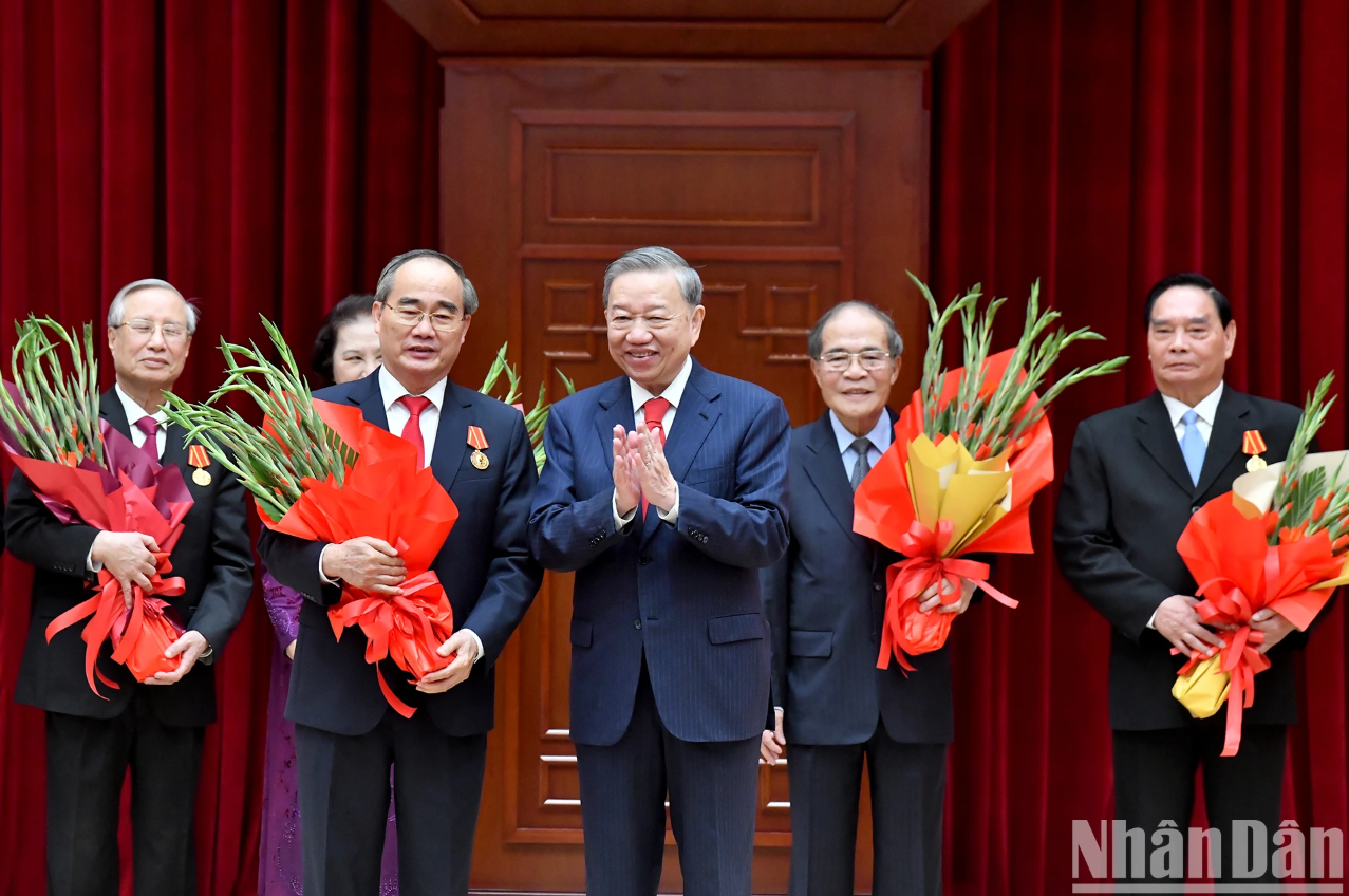 Tổng Bí thư Tô Lâm trao Huân chương Hồ Chí Minh, tặng các đồng chí nguyên lãnh đạo Đảng, Nhà nước.