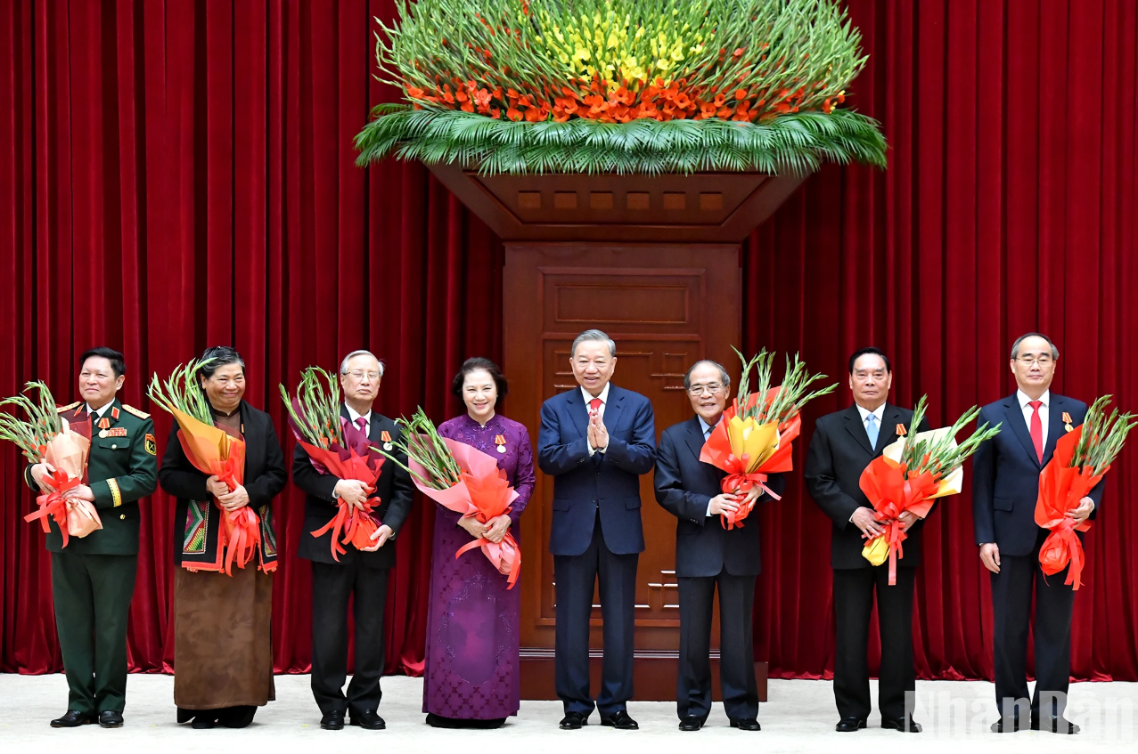 Tổng Bí thư Tô Lâm trao Huân chương Hồ Chí Minh, tặng các đồng chí nguyên lãnh đạo Đảng, Nhà nước.