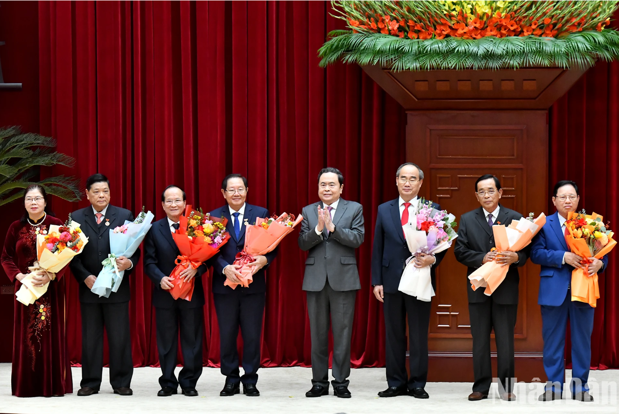 Chủ tịch Quốc hội Trần Thanh Mẫn trao Huy hiệu Đảng, tặng các đồng chí nguyên lãnh đạo Đảng, Nhà nước.