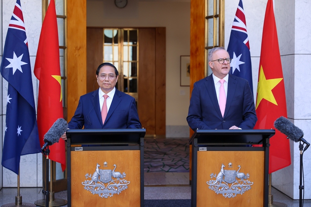 Thủ tướng Phạm Minh Chính và Thủ tướng Australia Anthony Albanese thông báo nâng cấp quan hệ Việt Nam-Australia lên mức cao nhất - quan hệ Đối tác Chiến lược toàn diện. (Ảnh: VGP/Nhật Bắc)