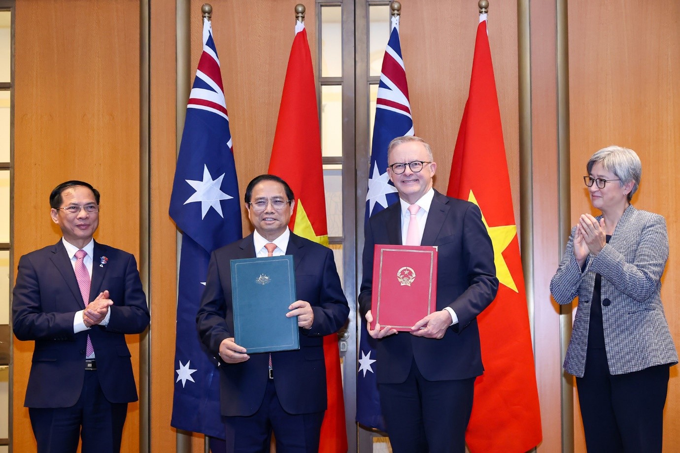 Thủ tướng Phạm Minh Chính và Thủ tướng Australia Anthony Albanese trao đổi tuyên bố về việc nâng cấp quan hệ hai nước lên Đối tác Chiến lược toàn diện. (Ảnh: Nhật Bắc)