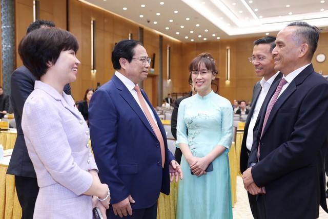 Thủ tướng trao đổi cùng các đại biểu tại hội nghị. Ảnh VGP/Nhật Bắc