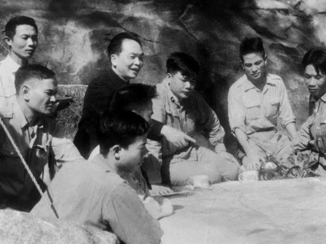 Bộ Chỉ huy chiến dịch Điện Biên Phủ năm 1954 bàn kế hoạch tác chiến dưới sự chỉ đạo của Đại tướng, Tổng Tư lệnh Võ Nguyên Giáp. Ảnh: Triệu Đại – TTXVN