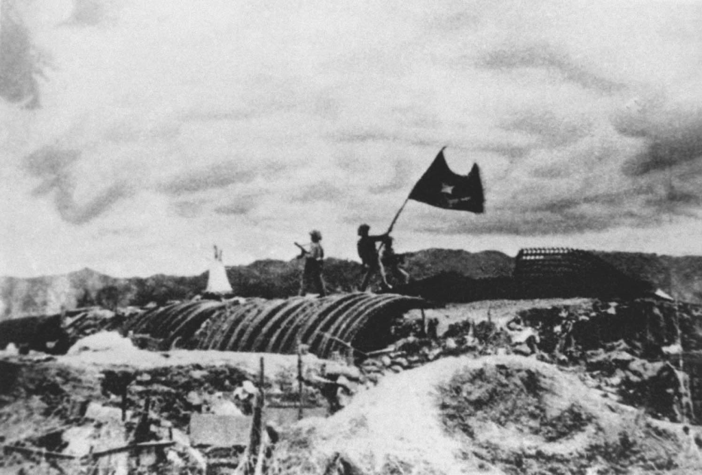Sau 55 ngày đêm chiến đấu, ngày 7/5/1954, quân ta toàn thắng ở Điện Biên Phủ. Lá cờ quyết chiến quyết thắng của Chủ tịch Hồ Chí Minh tặng các đơn vị tham gia Chiến dịch Điện Biên Phủ tung bay trên nóc hầm chỉ huy của địch. Ảnh tư liệu