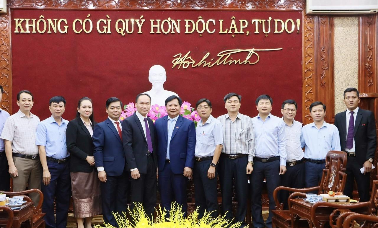 Tổng lãnh sự Lào tại TP.HCM Phonesy Bounmixay (thứ 5, trái sang) chụp hình lưu niệm cùng lãnh đạo tỉnh và Hội Hữu nghị Việt Nam - Lào tỉnh Bình Phước trong buổi chào xã giao và chúc Tết lãnh đạo tỉnh này. Tổng lãnh sự Lào tại TP.HCM Phonesy Bounmixay (thứ 5, trái sang) chụp hình lưu niệm cùng lãnh đạo tỉnh và Hội Hữu nghị Việt Nam - Lào tỉnh Bình Phước trong buổi chào xã giao và chúc Tết lãnh đạo tỉnh này.